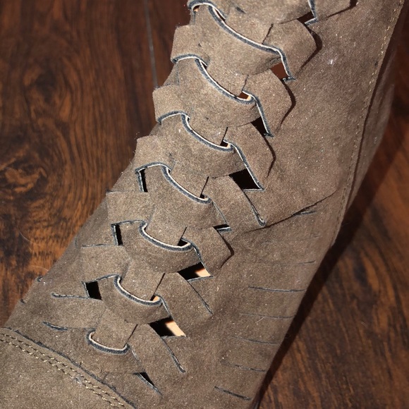 Ankle Boot - Picture 3 of 7